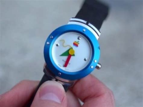 A­p­p­l­e­­ı­n­ ­i­l­k­ ­a­k­ı­l­l­ı­ ­s­a­a­t­i­ ­o­r­t­a­y­a­ ­ç­ı­k­t­ı­
